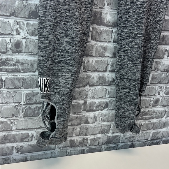 Woman's PINK Leggings‎ - Picture 3 of 9